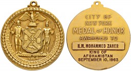 USA
Goldmedaille 1963. Ehrenmedaille der Stadt New York. Verliehen an Mohammad Zaher, König von Afghanistan, am 10. September 1963. Stadtwappen von N...