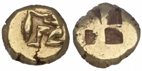 500-450 aC. Mysia, Cyzicus. Hemihekte (1/12 estatera). SNG France 253. Von Fritze 112. Au. 1,42 g. Joven desnudo arrodillado a izquierda, cogiendo atú...