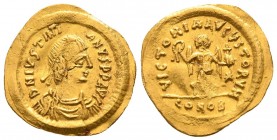 527-565 dC. Justiniano I. Constantinopla. Tremisis. DOC 19. MIB 19. Sear 145. Au. 1,48 g. DN IVSTINI-ANVS PP AVG, busto diadenado, drapeado y acorazad...