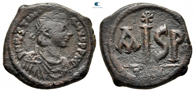 Justinian I AD 527-565. Thessalonica
16 Nummi Æ

22 mm., 6,29 g.



nearl...