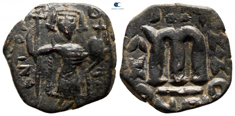 Constans II AD 641-668. Constantinople (?)
Follis Æ

20 mm., 3,51 g.



v...