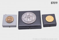 Konv. 3 Städtemedaillen: große Verdienstmedaille für 25-jährige Dienste für die Stadt Aachen mit Darstellung des alten Stadtsiegels. 73 mm. Medaille (...