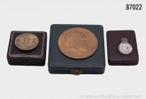 Konv. 3 Firmenmedaillen: Tragbare Verdienstmedaille Raiffeisen. 16,83 g; 30 mm. Bronzegussmedaille o. J. (1956), von Richard Scheibe, auf den Verleger...
