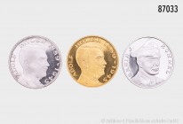 Konv. 3 moderne Medaillen 2. Weltkrieg: 2 St. Medaillen mit dem Porträt Adolf Hitler (1 x vergoldet, 1 x versilbert) und 1 versilberte Medaille mit de...
