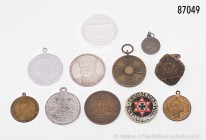 Kaiserreich und Drittes Reich, Konv. von 12 verschiedenen Medaillen und Erinnerungsabzeichen, dabei Silbermedaille (990er Silber) auf Generalfeldmarsc...