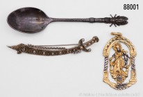 Konv. Silber und Schmuck: ein religiöser Anhänger, vermutlich versilbert und vergoldet; eine Brosche in Form eines Sarazenensäbels, 835er Silber mit l...