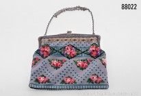 Damen-Handtasche, um 1900, mit Silbermontierung (800er Silber) an der Schiene und floralem Dekor, außen ebenfals mit floralem Muster von Hand bestickt...