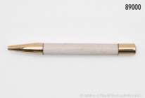 Drehbleihstift, n. A. d. E. aus Elfenbein, an der Spitze und am Ende des Stiftes je eine Montierung aus 750er Gold, ca. 1920er Jahre. Ein seltenes und...