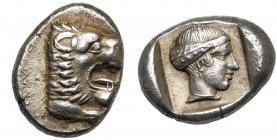 CARIE, CNIDE, AR drachme, 411-394 av. J.-C. D/ Protome de lion à d., la langue pendante. R/ T. d''Aphrodite à d., les cheveux retenus par une sphendon...