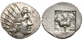 ILES DE CARIE, RHODES, ville de Rhodes, AR drachme, 170-150 av. J.-C. D/ T. r. d''Hélios à d. R/ Rose avec bouton. Au-dessus, ANTAIOΣ. En bas à d., le...