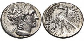 ROYAUME LAGIDE, Ptolémée XII Neos Dionysos (80-51), AR tétradrachme, 55-54 av. J.-C., Alexandrie. D/ T. diad. à d., l''égide autour du cou. R/ ΠΤΟΛΕMA...
