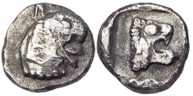GAULE TRANSALPINE, Massalia, AR obole, 470-460 av. J.-C. D/ T. de griffon à d. R/ T. de lion à d., langue pendante, dans un carré creux. Furtwängler, ...