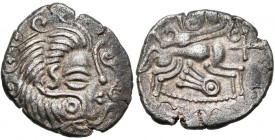 ARMORIQUE, Coriosolites, bill. statère, vers 50 av. J.-C. Type au nez en crosse. D/ T. à d., le nez en forme de crosse, les cheveux disposés en trois ...