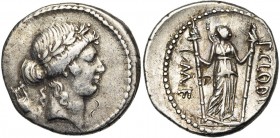P. Clodius, AR denier, 42 av. J.-C., Rome. D/ T. l. d''Apollon à d. Derrière, une lyre. R/ P·CLODIVS·M·F Diane deb. de f., arc et carquois sur l''épau...