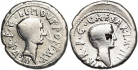 Lépide et Octave, AR denier, 42 av. J.-C., Rome. D/ LEPIDVS· PON· MAX·III· V·R·P·C· T. de Lépide à d. R/ CAESAR· IMP· III·VIR·R·P·C· T. d''Octave à d....