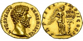 LUCIUS VERUS (161-169), AV aureus, 163-164, Rome. D/ ·L· VERVS AVG- ARMENIACVS T. nue à d. R/ TR P IIII· IMP II COS II Victoire deb. à d., nue jusqu''...