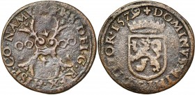 NAMUR, Comté, Philippe II (1555-1598), Cu double denier (8 mites), 1579. D/ Croix de Bourgogne cantonnée de quatre annelets (en une ligne horizontale)...