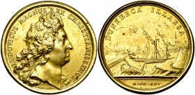 FRANCE, AE doré médaille, 1695, Mauger. Echec du bombardement de Dunkerque par la flotte anglo-hollandaise. D/ T. de LouisXIV à d. R/ DUNKERCA ILLAESA...