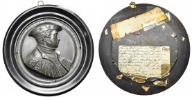 ALLEMAGNE, médaillon uniface au portrait de René de Chalon, comte de Nassau, daté 1521 (sic). Céramique vernie, 148 mm, dans un cadre en bois. Ancienn...