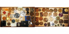 BELGIQUE, lot de 33 médailles, dont: 1894, Festival international d''Anvers; 1895, Premier prix de dessin de l''académie des Beaux-Arts de Mons (AR); ...