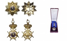 BELGIQUE, Ordre de Léopold II, ensemble de grand-croix, modèle bilingue: plaque, bijou et écharpe. Ecrin Piret. A été porté.
Décerné au sénateur belg...