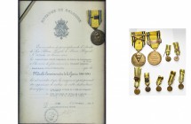 BELGIQUE, lot de 10 médailles commémoratives de la guerre 1940-1945 (3 grands modules et 7 miniatures) avec divers insignes (sabres croisés, éclairs c...
