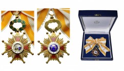 ESPAGNE, Ordre d’Isabelle la Catholique, croix de chevalier en vermeil au monogramme de Ferdinand VII (1875-1931), avec ruban monté en nœud pour dame....