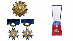 FRANCE, Ordre national du Mérite, ensemble de grand-croix (plaque, bijou et écharpe). Ecrin Arthus-Bertrand. Avec brevet d’attribution en date du 22 m...