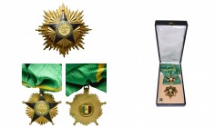 SENEGAL, Ordre du Mérite, ensemble de grand-croix: plaque, bijou et écharpe. Petites taches. Ecrin Arthus Bertrand (Paris). Avec diplôme d''attributio...
