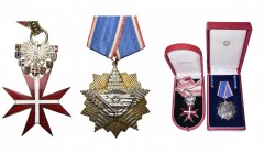 lot de 2 décorations: Autriche, commandeur du Mérite de la République, 2e modèle, après 1952 (écrin Reitterer); Yougoslavie, Ordre du Drapeau, insigne...