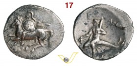 CALABRIA - Tarentum (280-272 a.C.) Nomos. D/ Cavaliere elmato con scudo e due lance R/ Taras su delfino con grappolo d'uva e conocchia. Vlasto 789 SNG...
