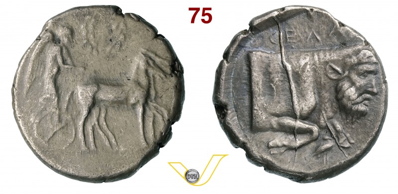 SICILIA - Gela (490-475 a.C.) Tetradracma. D/ Quadriga lenta condotta dalla Nike...