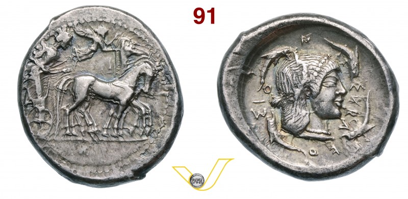 SICILIA - Syracusae (485-479 a.C.) Tetradracma. D/ Quadriga lenta; in alto la Ni...