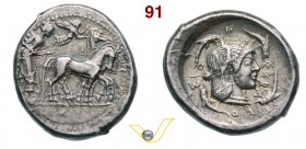 SICILIA - Syracusae (485-479 a.C.) Tetradracma. D/ Quadriga lenta; in alto la Nike in volo R/ Testa diademata di Aretusa e attorno quattro delfini. SN...