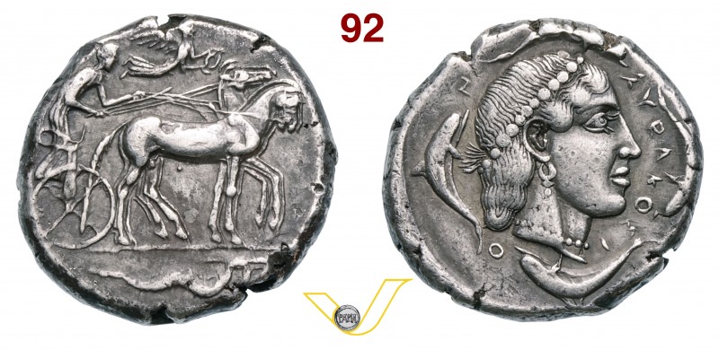 SICILIA - Syracusae (474-450 a.C.) Tetradracma. D/ Quadriga lenta; in alto la Ni...