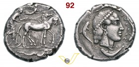 SICILIA - Syracusae (474-450 a.C.) Tetradracma. D/ Quadriga lenta; in alto la Nike in volo e all'esergo mostro marino R/ Testa diademata di Aretusa e ...