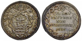 ROMA - Innocenzo XI (1676-1689) - Giulio - 1686 A. XI - Stemma ovale sagomato - R/ Scritta in cerchio di nastri attorcigliati - (AG g. 3,06) R CNI 141...