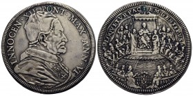 ROMA - Innocenzo XII (1691-1700) - Piastra - 1696 A. VI - Busto a d. con camauro - R/ Il Papa in concistoro - (AG g. 32) R CNI 88; Munt. 21 Foro ottur...