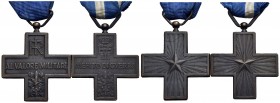 SAVOIA - Vittorio Emanuele III (1900-1943) - Croce - Al merito di guerra Ø: 38 mm. - AE Con nastrino bianco blu Assieme a croce Al valore militare - L...