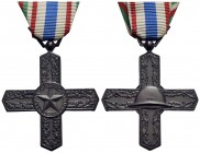 SAVOIA - Vittorio Emanuele III (1900-1943) - Croce - Cavaliere dell'ordine di Vittorio Veneto - AE Nastro tricolore e banda centrale blu
FDC