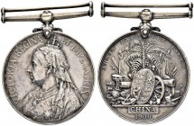 GROSSBRITANNIEN
Königreich
Victoria, 1837-1901. Silbermedaille 1900. China-Kriegs-Medaille. Gekröntes Brustbild nach links. Rv. Wappenschild und Kri...