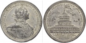 RUSSLAND
Peter I. 1682-1725. Zinnmedaille 1704. Auf die Erbauung der Festung Kronschloss. Stempel von T. Ivanov. Brustbild nach rechts. Rv. Ansicht d...