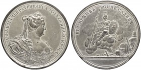 RUSSLAND
Anna Iwanovna, 1730-1740. Zinnmedaille o. J. (1740). Auf den Ruhm der Zarin. Unsigniert, nach einer Vorlage von J. C. Hedlinger. Brustbild n...