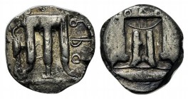 Bruttium, Kroton, Stater, ca. 480-430 BC; AR (g 7,57; mm 20; h 5); ϘPO (retrograde), Tripod, legs terminating in lion's feet; to l., stork standing r....