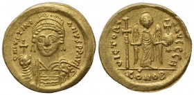 Justinian I (527-565); AV Solidus (g 4,50; mm 20,5; h 6); Constantinople, 538-545; Helmeted and cuirassed bust facing, holding globus cruciger and shi...