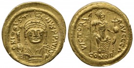 Justin II (565-578); AV Solidus (g 4,52; mm 20; h 6); Constantinople. Diademed, helmeted and cuirassed bust facing, holding globe surmounted by Victor...