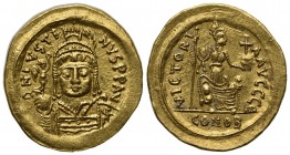 Justin II (565-578); AV Solidus (g 4,46; mm 19; h 6); Constantinople. Diademed, helmeted and cuirassed bust facing, holding globe surmounted by Victor...