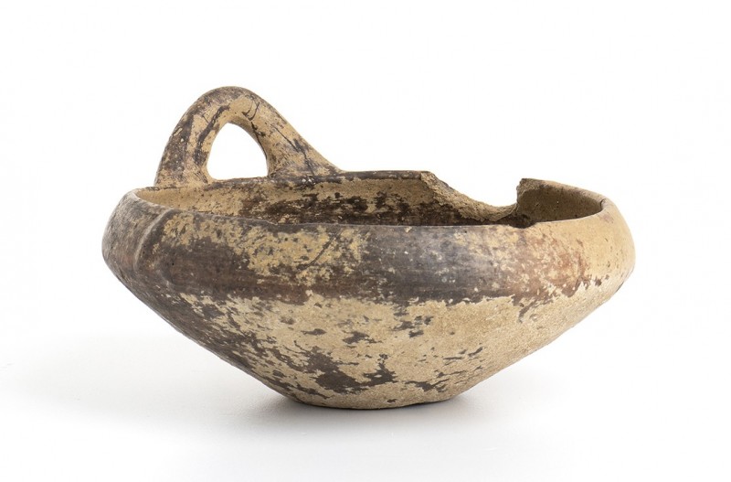 Villanovan Impasto Bowl, 9th - 8th century BC; height cm 9,5, diam. cm 16. Prove...