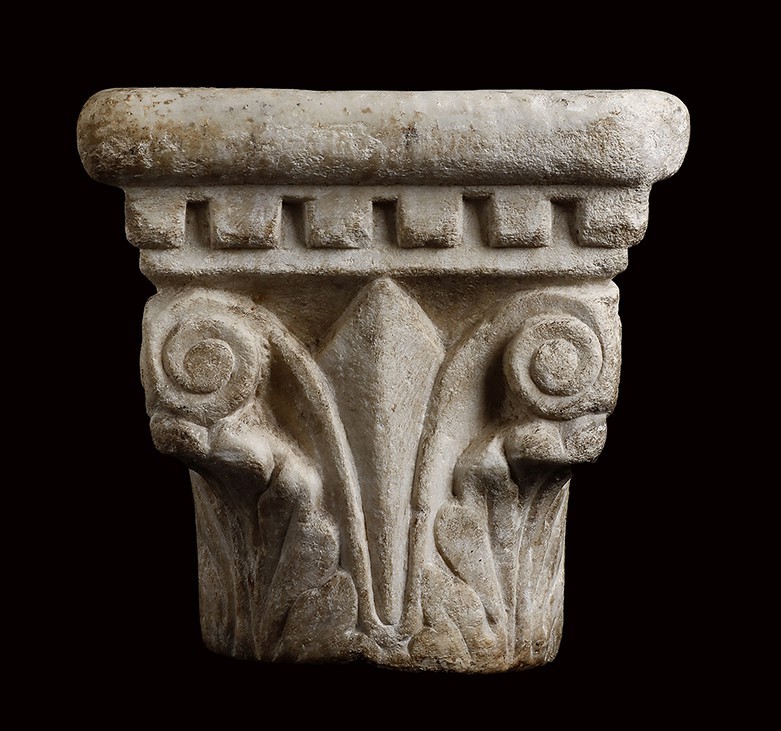 Renaissance Marble Capital, 15th century; height cm 25 (cm 21 x 26 basin); Used ...