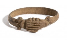 Roman Bronze Marriage Ring with Dextrarum Iunctio, 3rd - 5th century AD; diam cm 2,1. Provenance: English private collection.